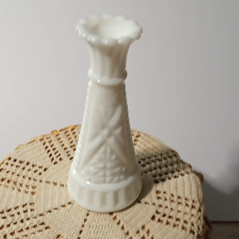 Vintage MCM Mid-Century Anchor Hocking Milk Glass Bud Vase Stars and Bars 6" - Picture 3 of 5